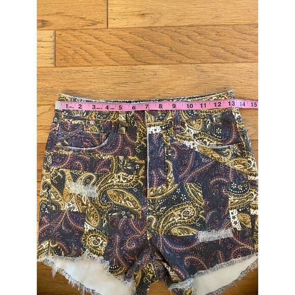 We The Free Women's Paisley Print Distressed Denim High-Waisted Shorts Size 26 - Picture 8 of 10